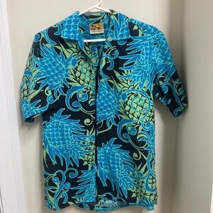 Winnie Fashions men’s Hawaiian Print Shirt size small.